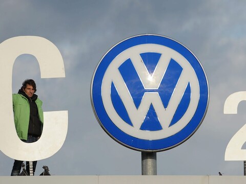 Beeld van een protestactie van Greenpeace in het Duitse Wolfsburg.