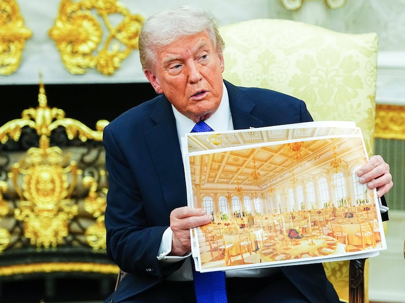 President Donald Trump toont hoe zijn balzaal er vanbinnen moet uitzien.
