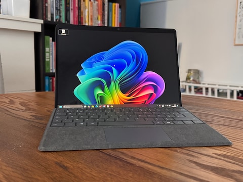 De Microsoft Surface Pro 11 met toetsenbord.