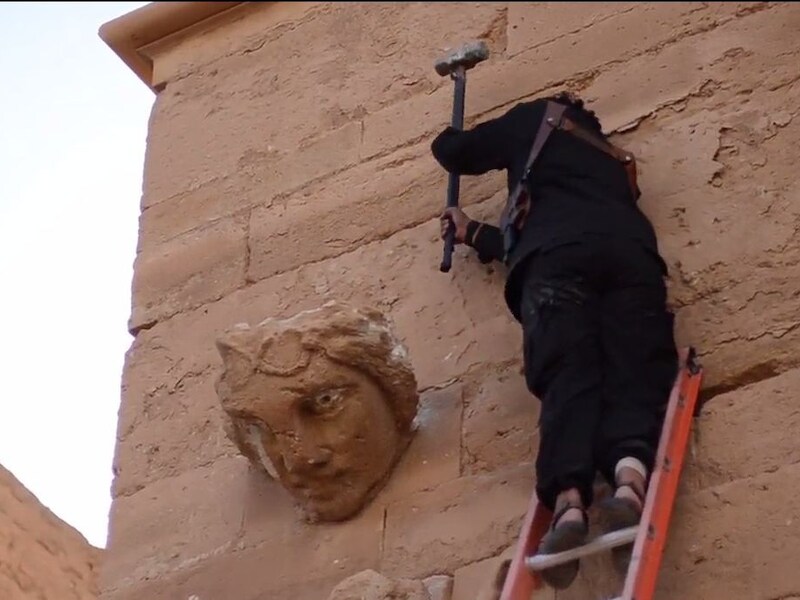 Een beeld uit de video: een gebouw wordt vernield in Hatra.