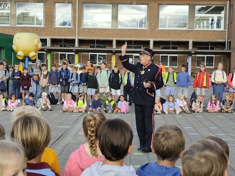 De Ardooise belleman kwam alle kinderen een goede eerste schooldag wensen.