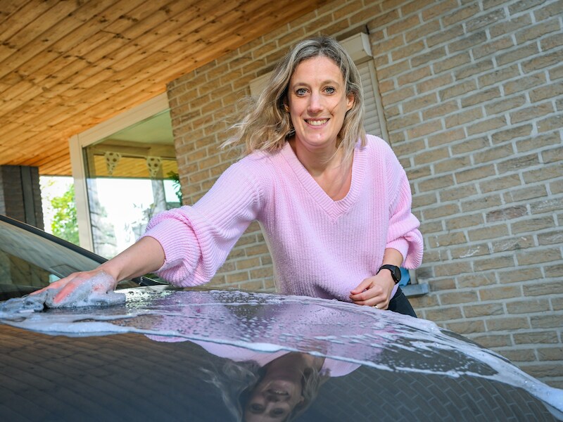 “Veel mensen beschadigen hun auto zonder het te beseffen”: poetsexperte Ine legt uit wat je fout doet bij het wassen