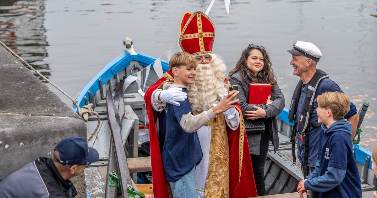 Sint-Maarten arriveert met roeiboot in Aalst: honderden kinderen verwelkomen de Sint op het Werfplei
