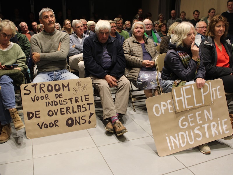 Zo’n 70 inwoners kwamen op donderdag 22 oktober naar de gemeenteraad van Alveringem om hun ongenoegen te uiten over de mogelijke bouw van 3 grote windmolens in Leisele.