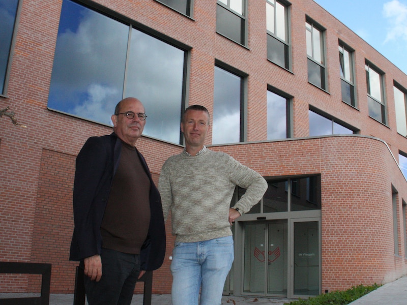 Directeurs Bruno Vanbeselaere van de Vleugels en Bjorn Lefere van Heuvelzicht aan de nieuwe vleugel. 