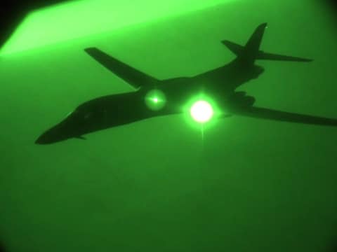 Een Amerikaans gevechtsvliegtuig voor een luchtaanval in Syrië.