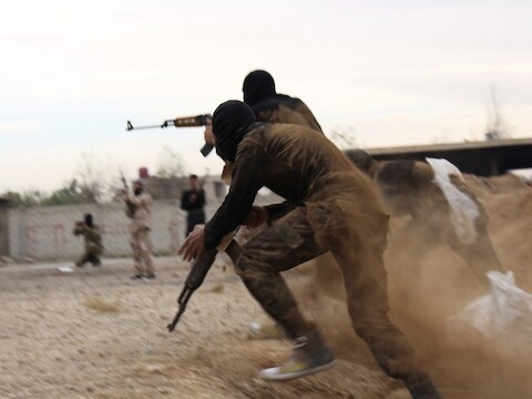 Islamitische strijders van de Al-Sham-brigade krijgen een militaire training in een kamp nabij Damascus.