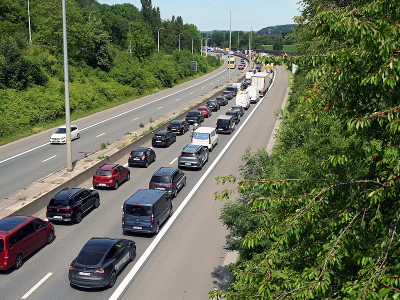 Half uur file op E314 richting Nederland vanaf Zolder: rijstrook versperd ter hoogte van Park Midden-Limburg