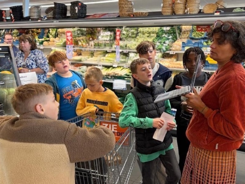 De leerlingen van de Octopusklas van BSBO De Drempel in Geraardsbergen ruilden deze week het klaslokaal in voor de supermarkt. 