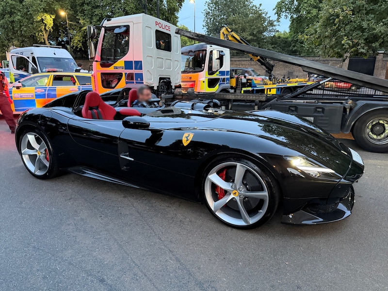 Londense politie neemt Ferrari van 4 miljoen in beslag, gelukzalige agent rijdt bolide zelf naar het politiedepot
