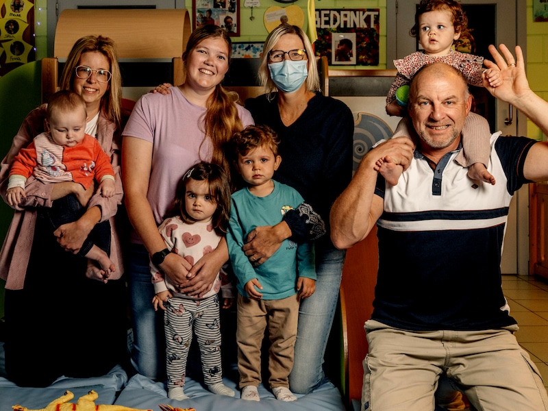 Uitbaters Eddy De Coster en zijn vrouw Mieke Oosterlinck (met mondmasker) van Kinderopvang ‘t Zonnekindje in Evergem.