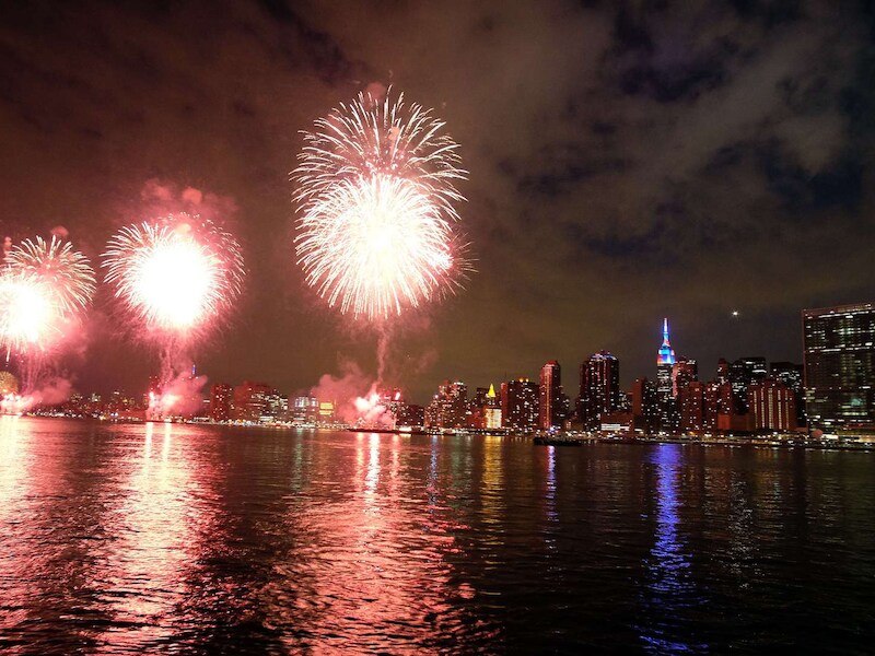Vuurwerk ter ere van Independence Day boven Manhattan.
