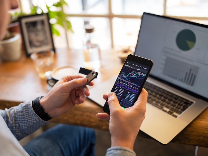 Hoe raak je jouw cryptomunten niet kwijt bij een probleem met een beursplatform? Expert: “Via dit toestel ben je volledig beschermd” 