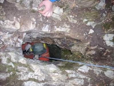 Reddingswerkers proberen speleoloog te bevrijden die vastzit in grot in Noord-Italië