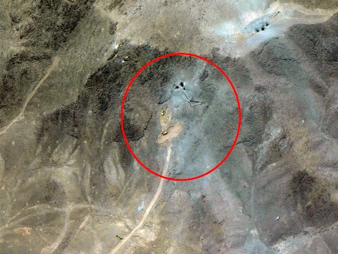 Deze satellietfoto, verspreid door Maxar Technologies en gedateerd op 27 juni 2025, toont graafmachines bij de tunnelopeningen van de Fordow-installatie voor uraniumverrijking (FFEP), één week na de Amerikaanse aanvallen op drie Iraanse nucleaire sites op 22 juni. 