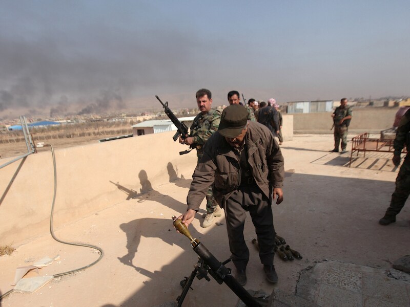Peshmergastrijders vuren mortieren af op het stadje Bashiqa.