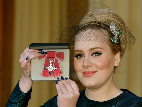 Adele met haar koninklijke prijs.