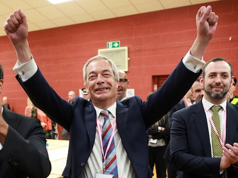 Een juichende Nigel Farage terwijl de resultaten van de lokale Britse verkiezingen binnenlopen.