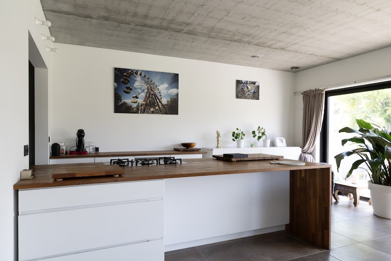 De keuken, met houten elementen.