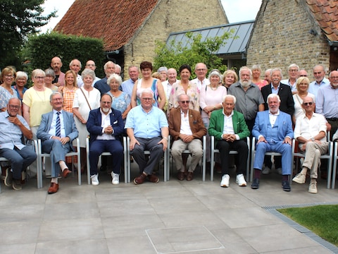 Het bestuur en een deel van de leden van het Dialectgenootschap ‘Bachtn de Kuupe’ kwam op zondag 28 juni bijeen tijdens een gezellig etentje.