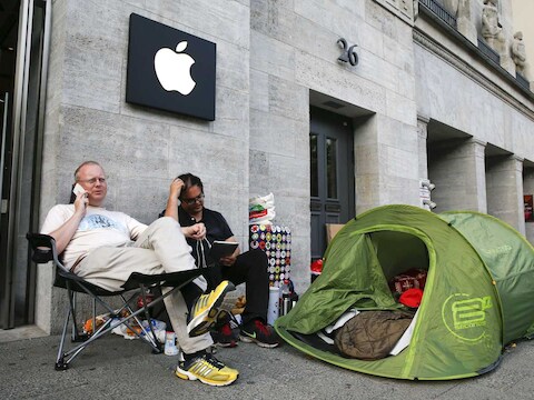 Deze twee mannen kamperen als sinds vorige week om als eerste een nieuwe iPhone te kopen in de Berlijnse Apple Store.