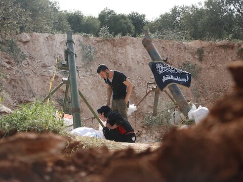 Archiefbeeld: Syrische rebellen positioneren hun mortieren.