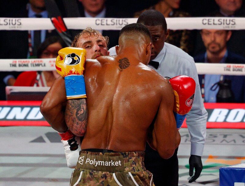 Anthony Joshua geeft Jake Paul boksles: “Ik denk dat mijn kaak gebroken ...