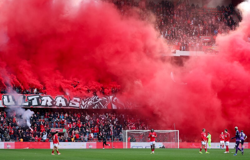 Sclessin kleurde rood: Standard-fans halen rookbommen boven bij start ...