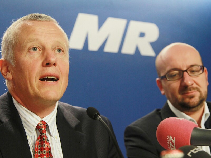 Luchtmachtkolonel Luc Gennart en MR-voorzitter Charles Michel.