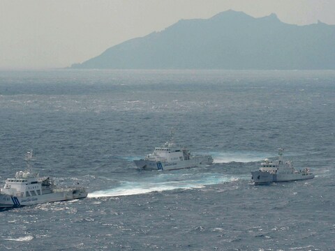 Een Chinees schip (rechts) vaart naast de Japanse Kustwacht nabij de Shenkaku-eilanden.