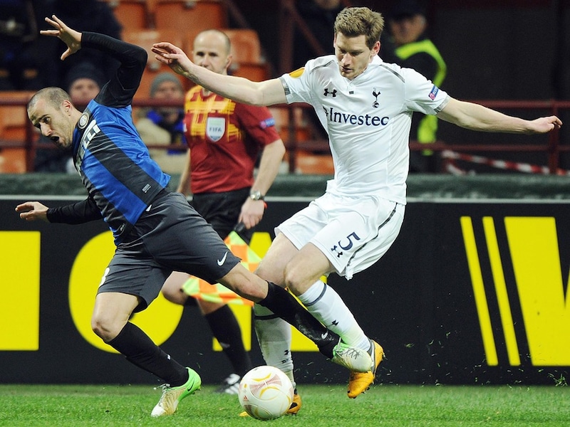 Vertonghen in een stevig duel met de Argentijnse spits Palacio.