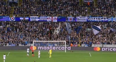 KIJK. Leedvermaak of hart onder de riem? Club-fans zingen voluit klassieker uit ‘Monty Python’