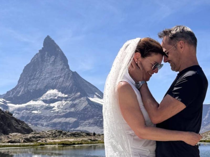 EXCLUSIEF. Zo beleefden weervrouw Jill Peeters en haar man Tom hun huwelijksreis: “Twee vijftigers met wandelschoenen en een sluier... Je kon er moeilijk naast kijken”