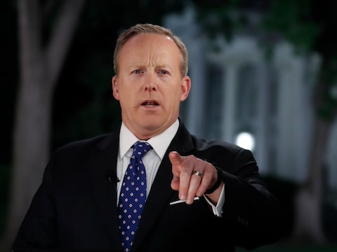 Onder andere Sean Spicer werd op het matje geroepen.