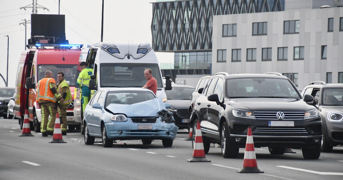 Geen zwaargewonden maar wel verkeershinder na kop-staart botsing op druk knooppunt in Izegem