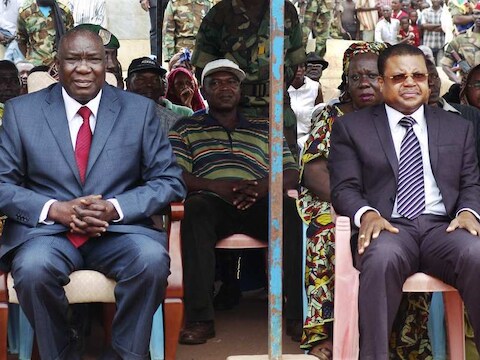Michel Djotodia (links) en premier Nicolas Tiangaye van de Centraal Afrikaanse Republiek, afgelopen zaterdag bij een bijeenkomst waarin steun werd betuigd aan de nieuwe machthebbers.