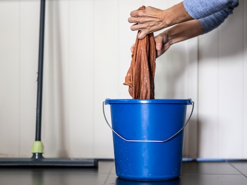 Vakbonden ABVV en ACV voeren dinsdag actie in Antwerpen tegen een besparingsoperatie op schoonmaakpersoneel in Antwerpse scholen. (illustratiebeeld)