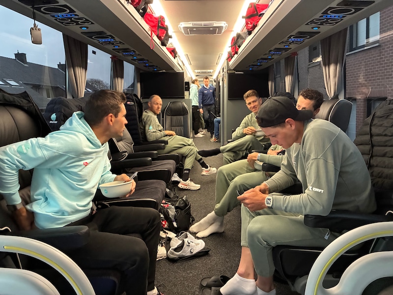 Binnenkijken in de rijdende ‘living’ van Alpecin-Deceuninck: unieke blik op de ploegbus van Mathieu van der Poel en Jasper Philipsen