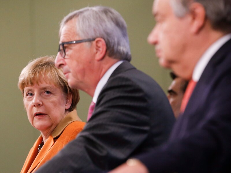 Bondskanselier Angela Merkel en Jean-Claude Juncker, voorzitter van de Europese Commissie, en VN-vluchtelingencommissaris Antonio Guterres.