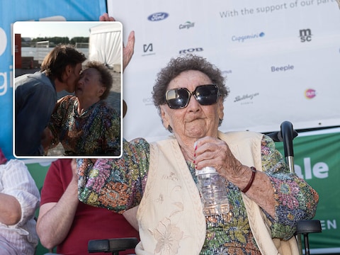 Na een kus van Koen Wauters (inzet) is Simonne uit Antwerpen helemaal klaar voor een feestje.