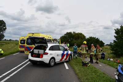 Auto rijdt fietsers aan net over de grens: meerdere kinderen