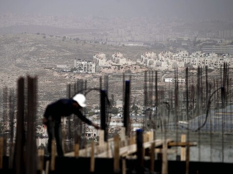 Een Palestijnse bouwvakker aan het werk in de Joodse nederzetting Ramt Shlomo.
