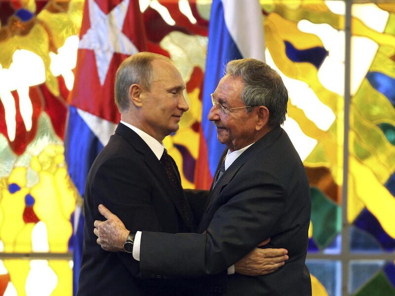 Vladimir Poetin (links) tijdens zijn ontmoeting met de Cubaanse president Raul Castro.