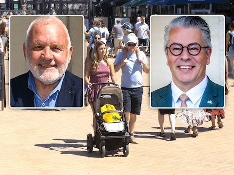Een gezinnetje kuiert over de zeedijk van Oostende (archiefbeeld). Inzetfoto’s: burgemeester van Middelkerke Jean-Marie Dedecker (l.) en Bert De Brabandere, schepen van Strand in Knokke-Heist.