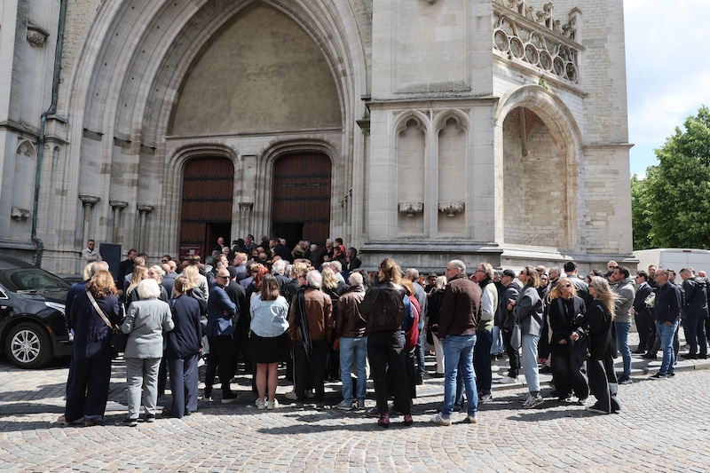 Familieleden, vrienden en bekend Vlaanderen stromen binnen in Sint-Romboutskathedraal