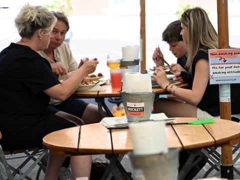 De Werf in Leuven heeft het terras ingedeled in zones voor rokers en niet rokers.