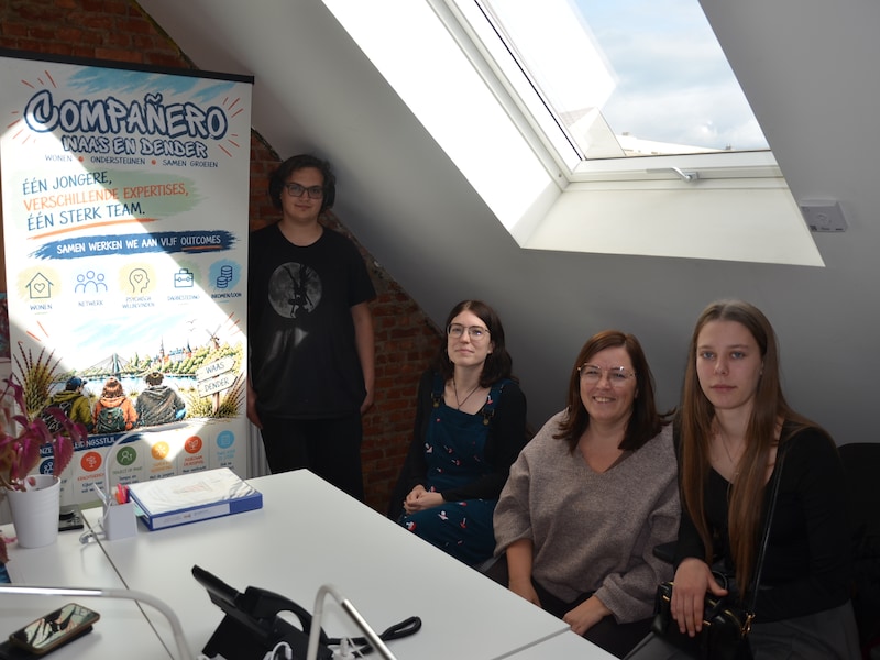 Quinten (links) en Yana (rechts) getuigen samen met hun begeleiders Marika en Els over thuisloos zijn als jongere.