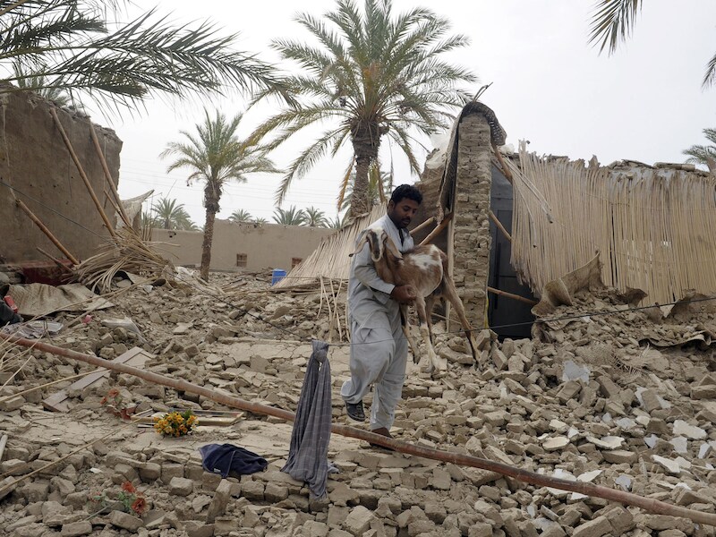 Ravage na een aardbeving in Pakistan in april 2013.