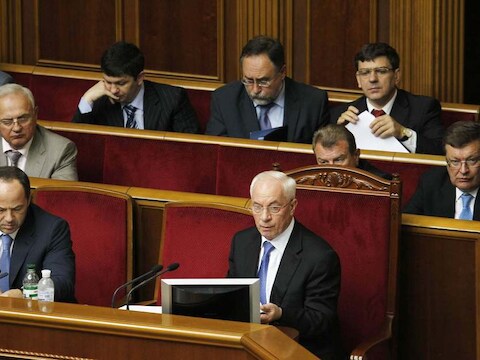 De Oekraïense eerste minister Mykola Azarov en andere toppolitici keurden vandaag in het parlement de taalwet goed.