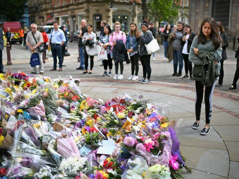 Bloemenhulde aan de slachtoffers van de bomaanslag op St. Ann's Square in Manchester.